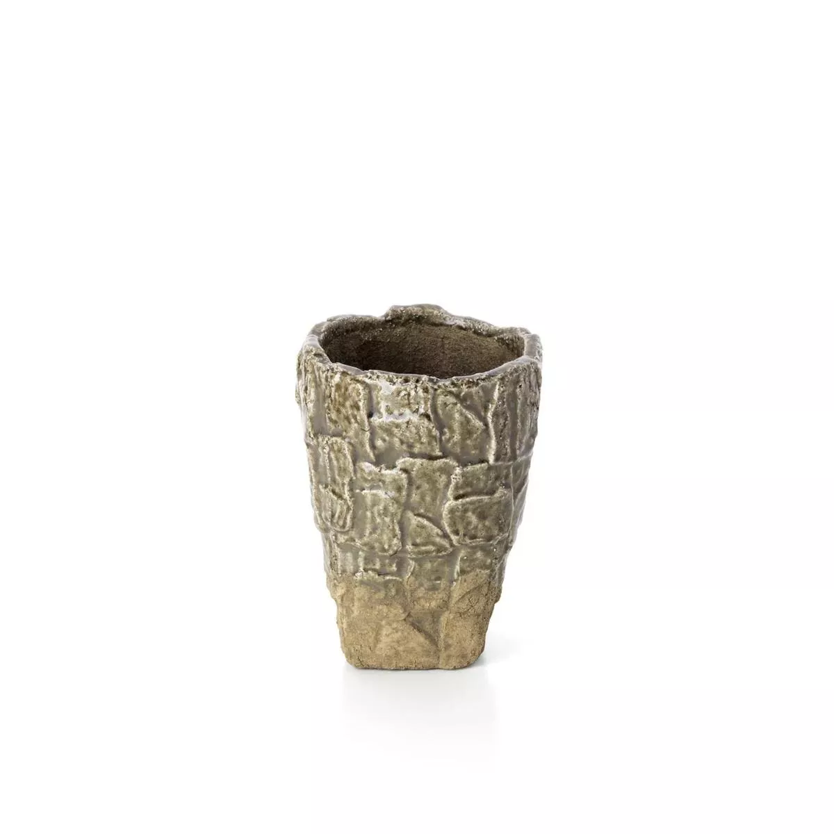 Vase en grès modelé à la main, relief façon parement de pierre, glaçure vert olive et base beige brute, sur fond neutre