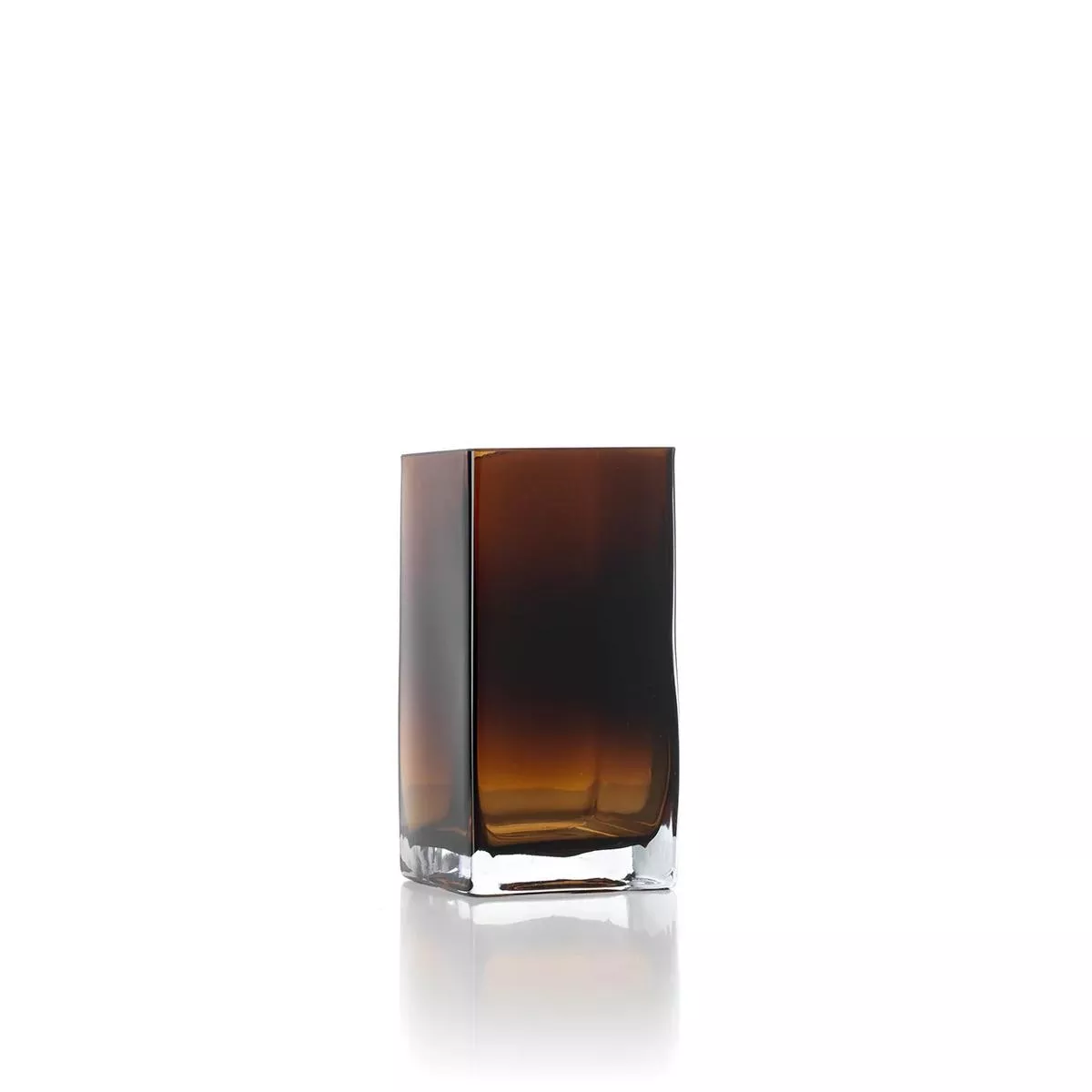 Vase rectangulaire en verre recyclé ambré, dégradé du brun profond au socle incolore, sur fond neutre