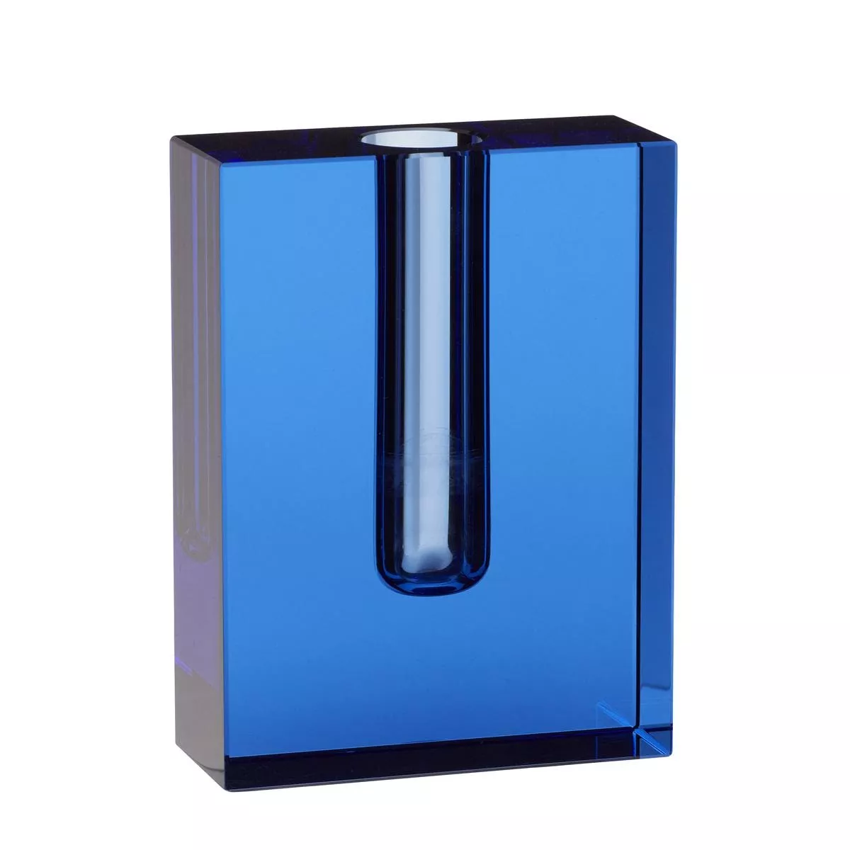 Vase soliflore en cristal bleu cobalt, forme bloc rectangulaire aux arêtes vives et puits central, sur fond neutre