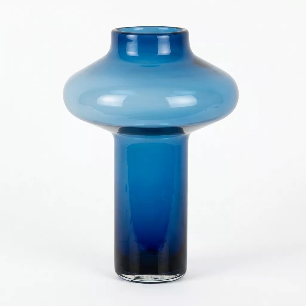 Vase en verre bleu cobalt translucide, large dôme évasé sur tige fine, fond blanc neutre