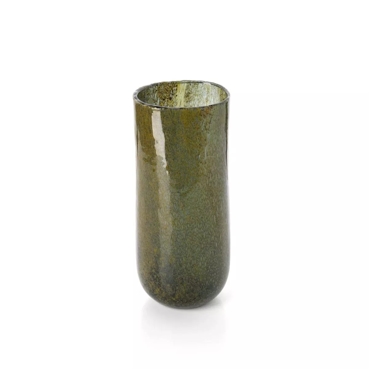 Vase cylindrique en verre soufflé vert olive, parois animées d'inclusions minérales mordorées, sur fond neutre