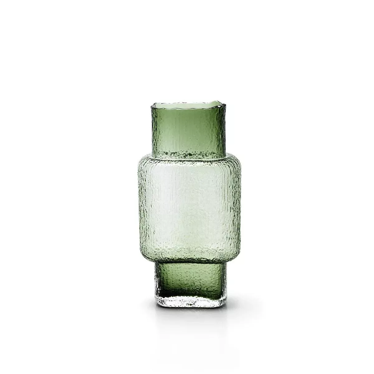 Verre vert émeraude recyclé à silhouette étagée, surface verticalement striée, vue de face, fond neutre clair