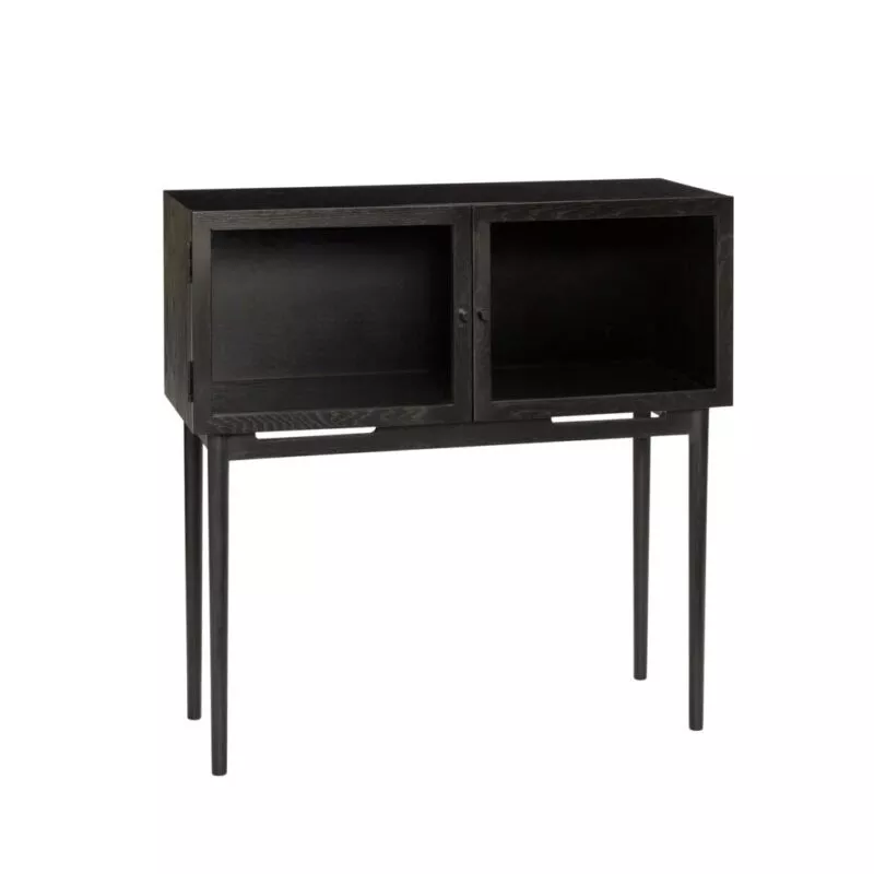 Vitrine basse noire en MDF placage chêne laqué mat, deux portes vitrées et pieds tubulaires, vue de face fond neutre.