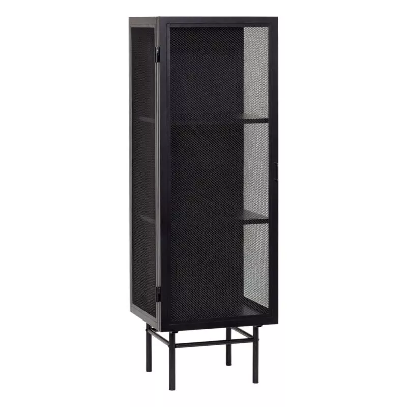 Vitrine industrielle noire vue trois-quarts, structure en fer mat avec porte et flancs en mesh métal déployé.