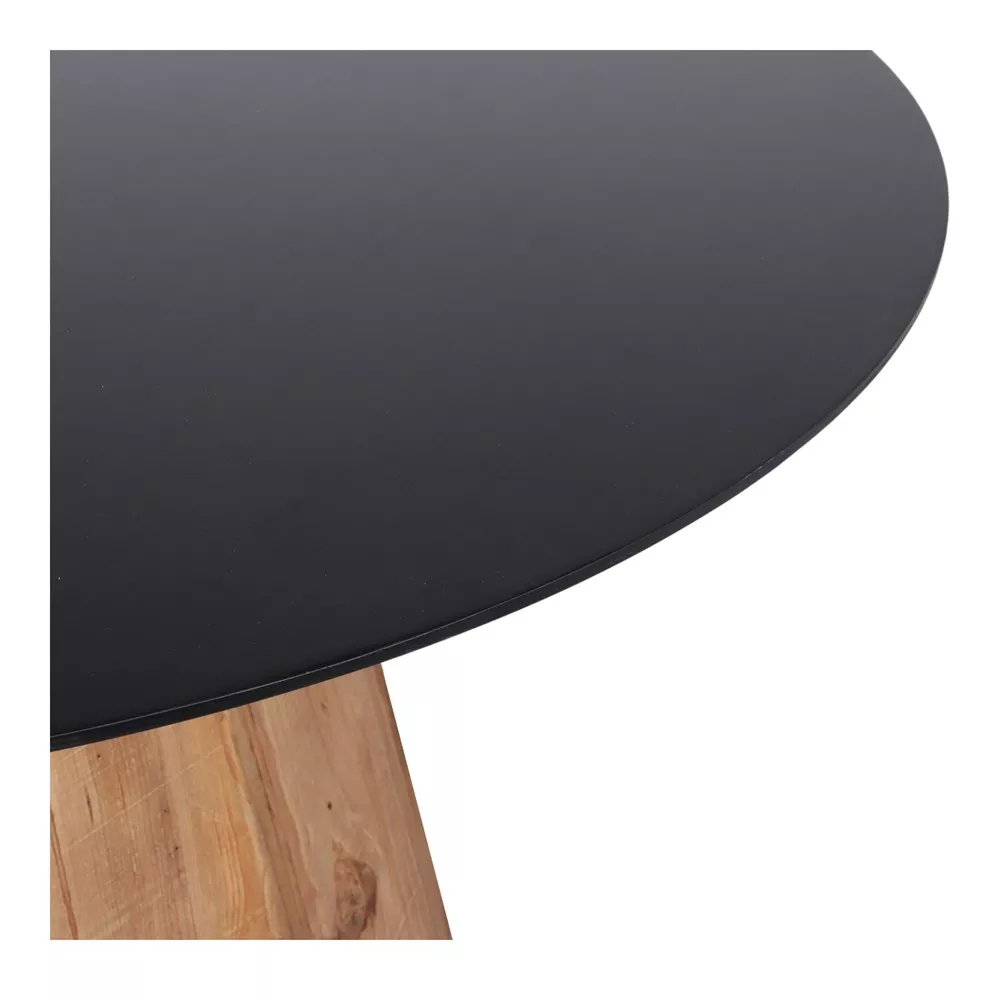 Détail du plateau rond en finition noire mate et de la jonction avec la base conique en pin recyclé au veinage clair