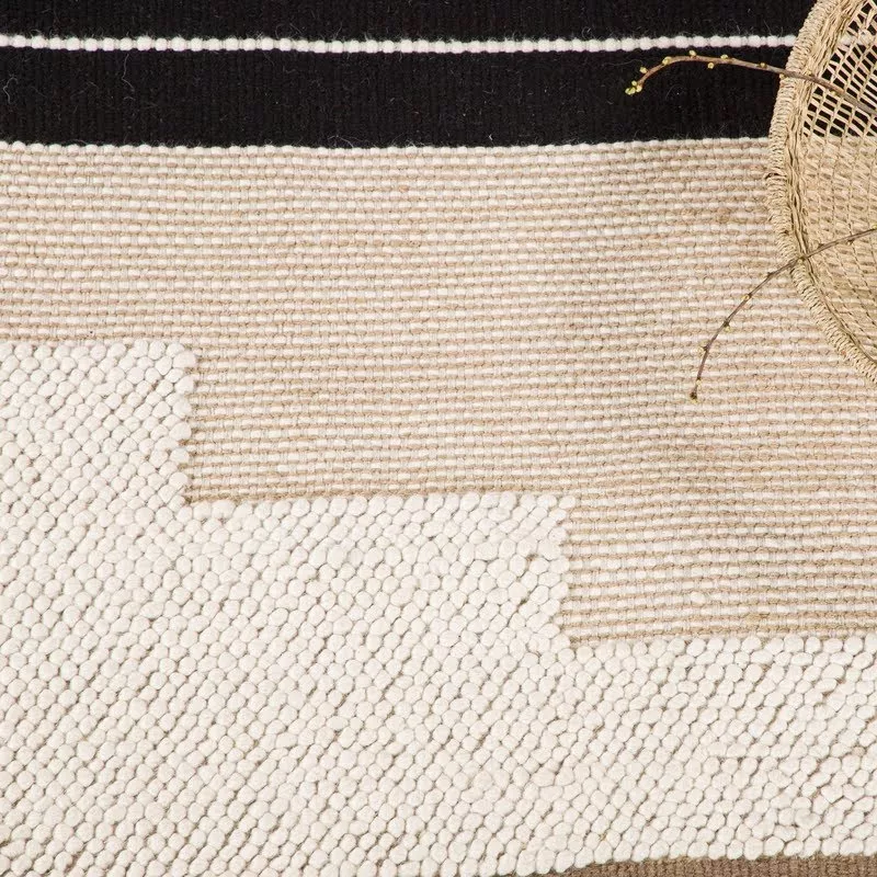 Gros plan tissage mixte kilim laine, grandes boucles écru serrées contrastant avec le kilim plat beige sable en escaliers