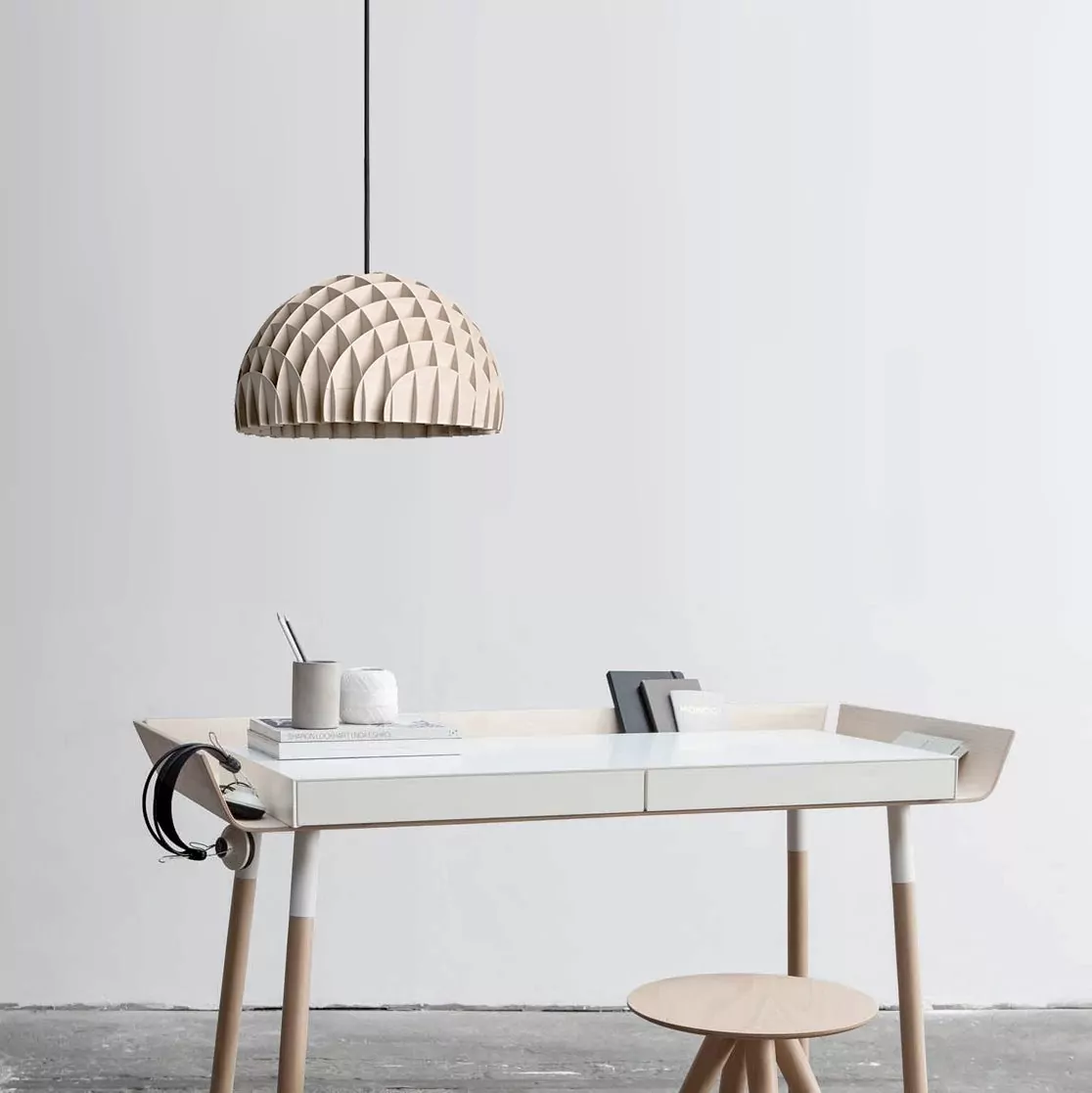 Suspension en bois clair au-dessus d'un bureau blanc à piétement bois, tabouret clair et mur épuré, esprit scandinave