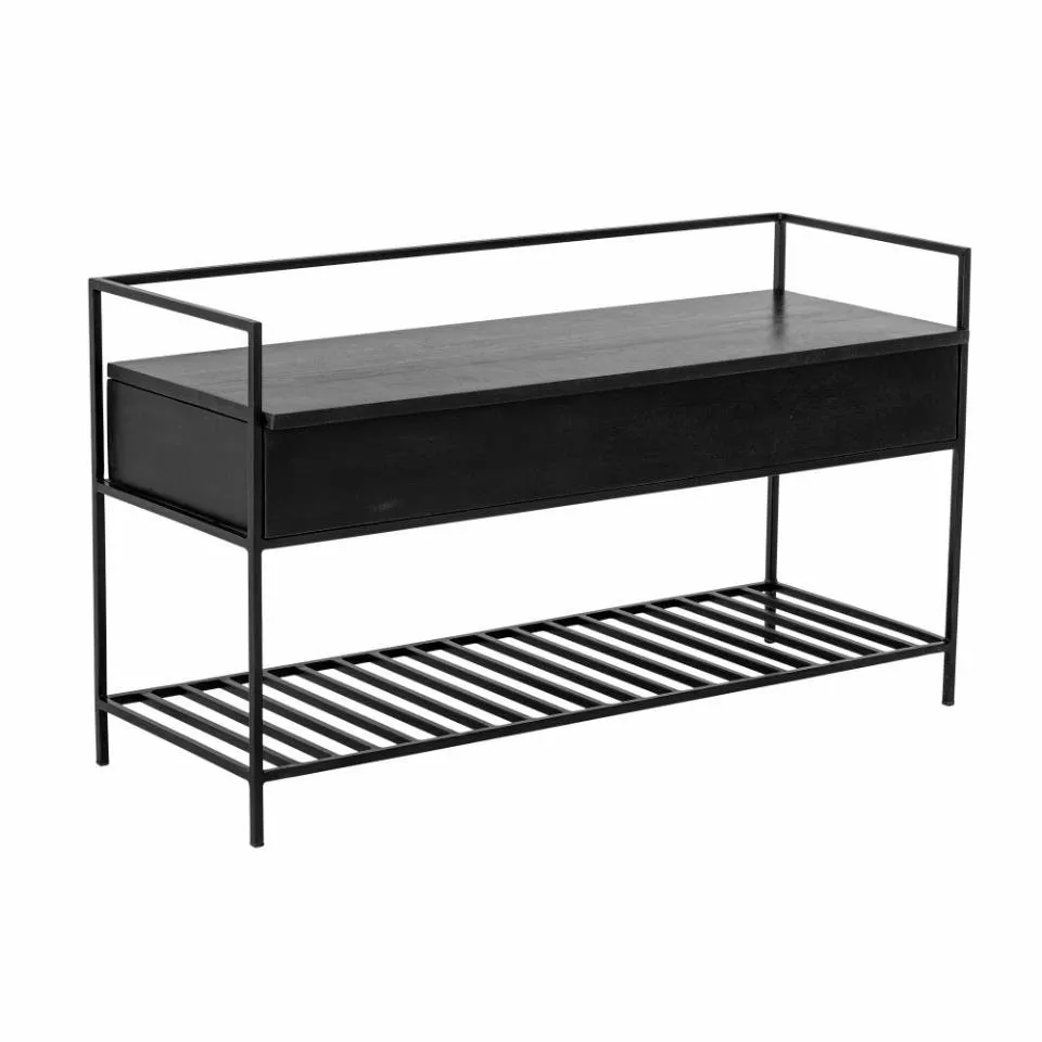 Banc coffre en manguier laqué noir et métal, vue trois-quarts, étagère basse à barreaux et fin garde-corps à l'arrière