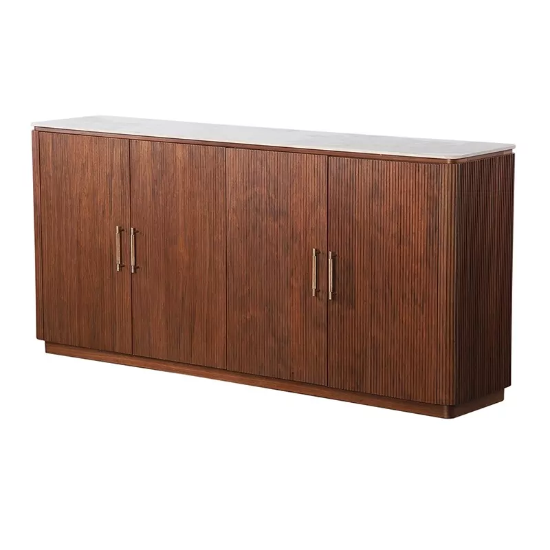 Buffet en noyer cannelé et plateau en céramique effet marbre, poignées en laiton, vu de trois quarts sur fond neutre