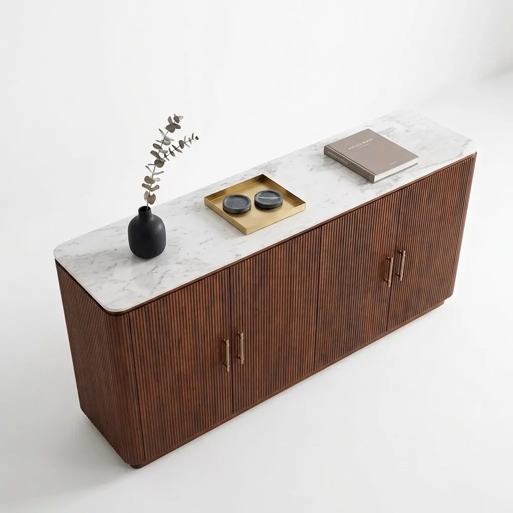 Buffet en noyer cannelé et plateau effet marbre blanc veiné, vue plongeante avec vase et branches séchées, fond neutre