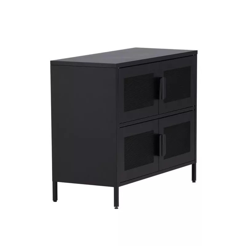Buffet bas en acier laqué noir mat vu de trois-quarts, quatre portes en grillage maille losange, sur fond neutre