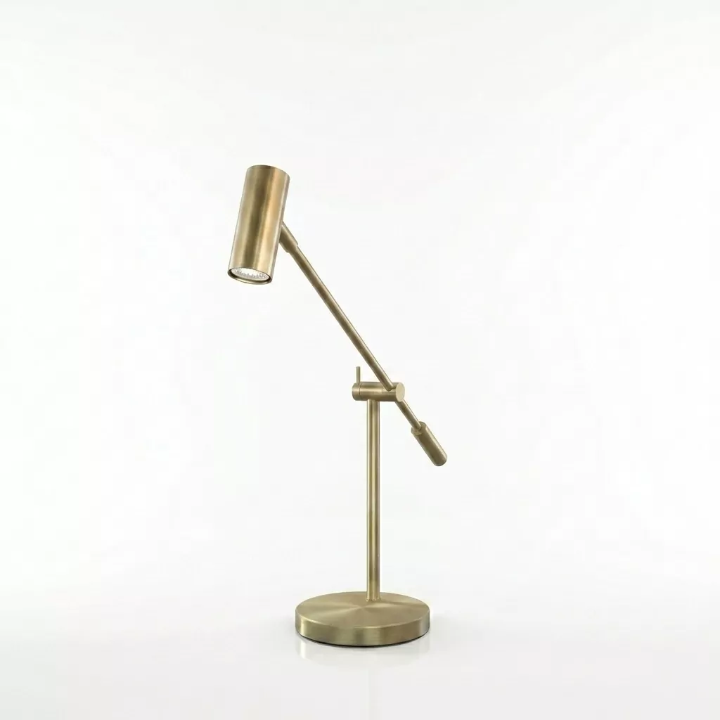 Lampe à poser en laiton poli doré, bras articulé et contrepoids, tête tubulaire orientable, fond neutre