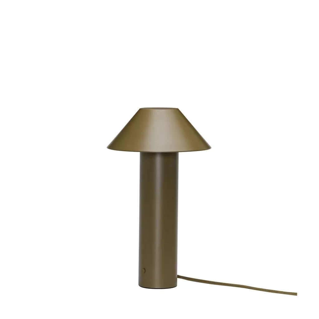 Lampe à poser au large abat-jour conique sur fût cylindrique, en métal vert olive mat, câble assorti, sur fond blanc