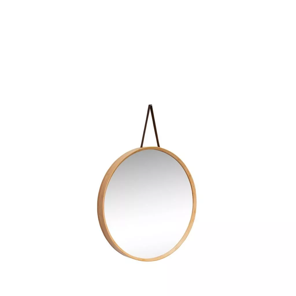 Miroir mural rond à cadre en bambou clair cintré et lanière de cuir brun en suspension triangulaire, fond neutre
