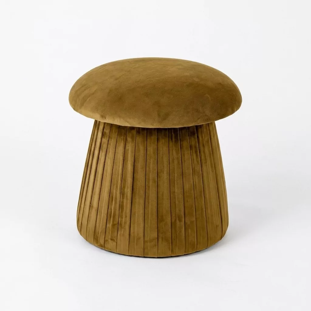 Pouf rond en velours moutarde à silhouette de champignon, coupole lisse et jupe plissée, fond neutre clair