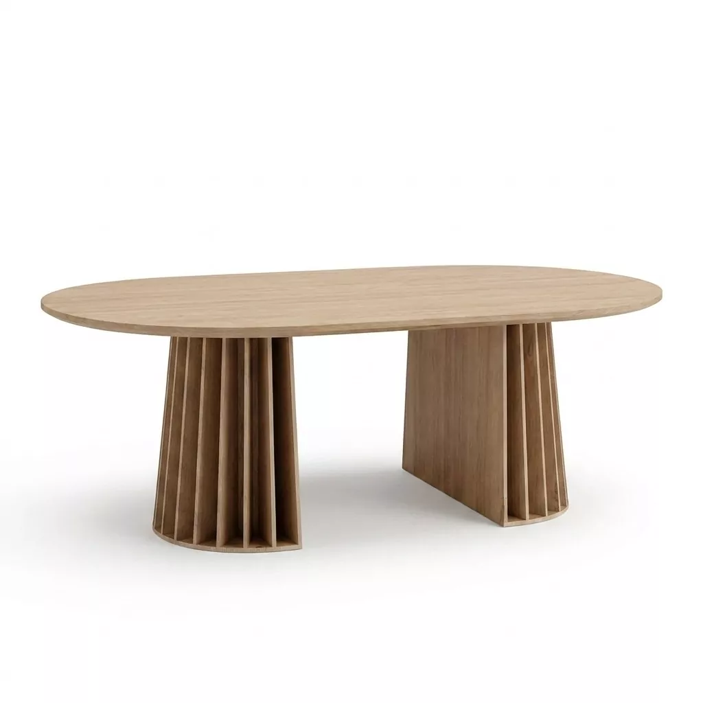 Table à manger ovale en bois clair, large plateau allongé sur deux pieds colonnes cannelés, présentée sur fond blanc