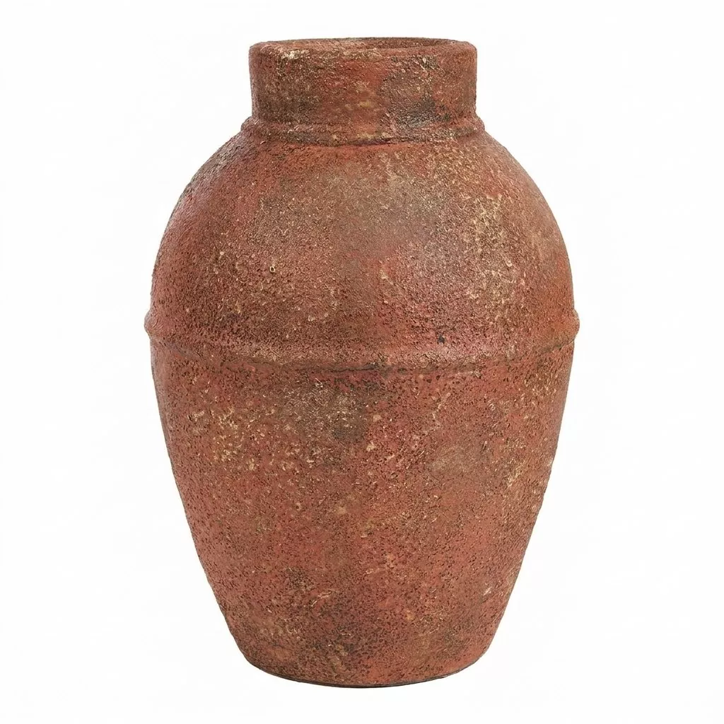 Vase amphore en terre cuite à patine terracotta texturée, vue de face sur fond neutre, surface mate à inclusions claires