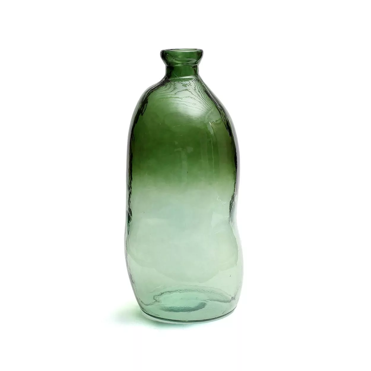 Grand vase bouteille en verre vert translucide au dégradé profond vers clair, goulot à lèvre roulée, sur fond neutre