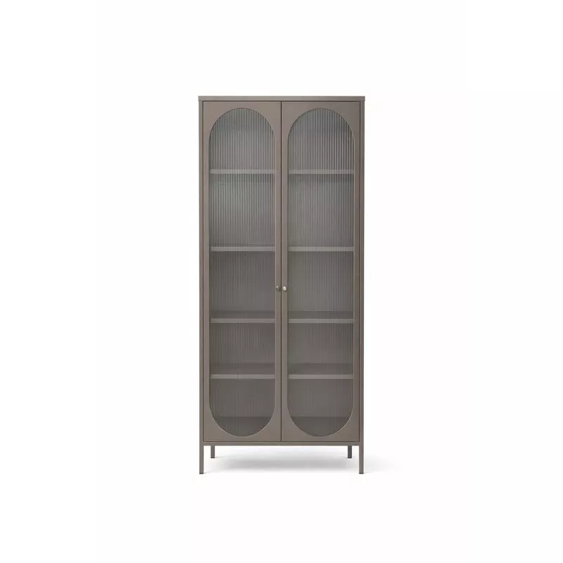 Vitrine cannelée taupe en acier laqué mat, deux portes en verre strié et poignées sphériques métalliques, fond clair
