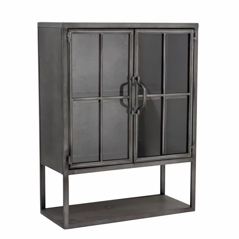 Vitrine en fer noir mat à deux portes vitrées et croisillons, piètement ouvert, vue de trois-quarts sur fond blanc