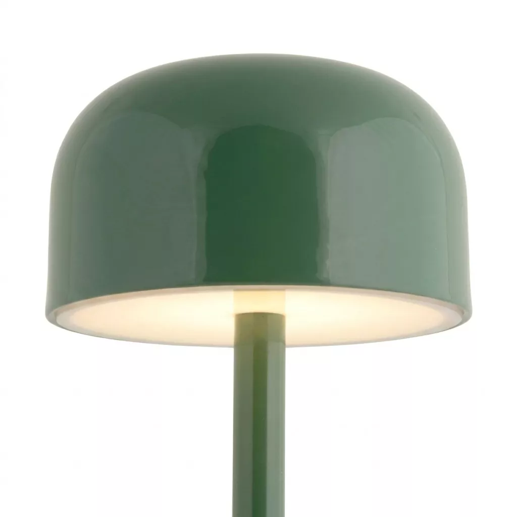 Détail de l'abat-jour en dôme en fer laqué vert brillant, diffuseur lumineux allumé et lumière chaude tamisée