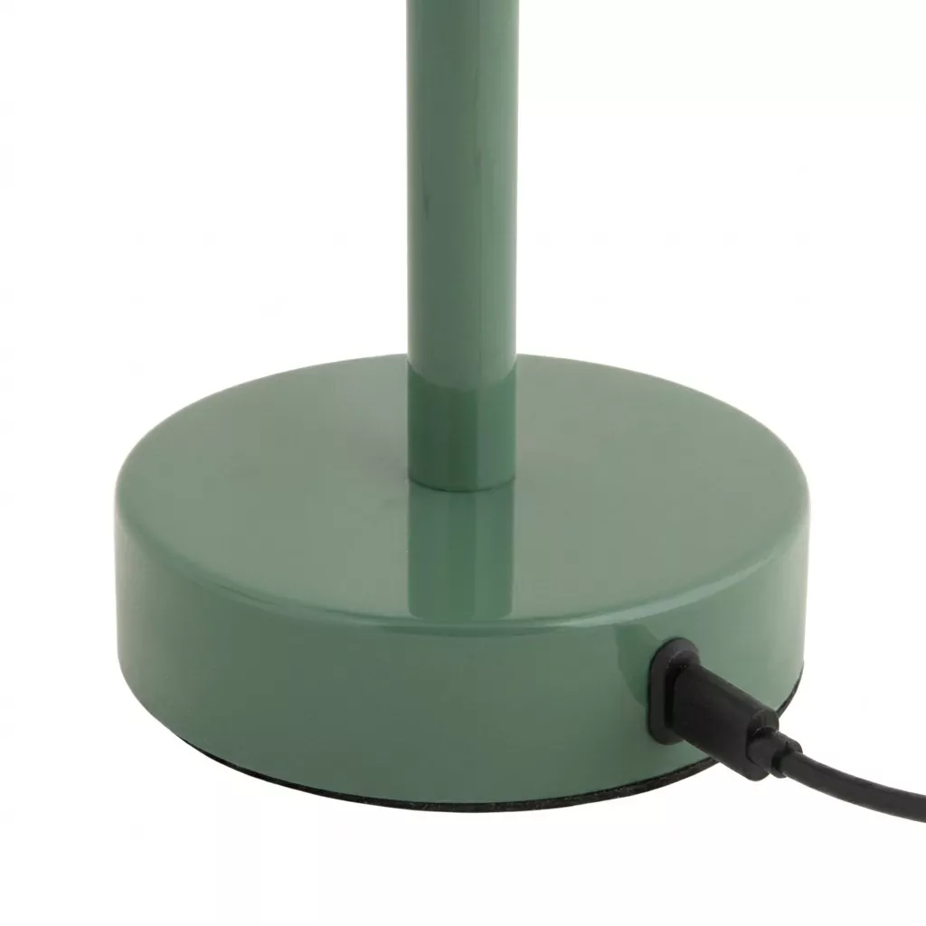 Détail de la base ronde en fer laqué vert et du fût cylindrique, port de recharge USB avec câble branché