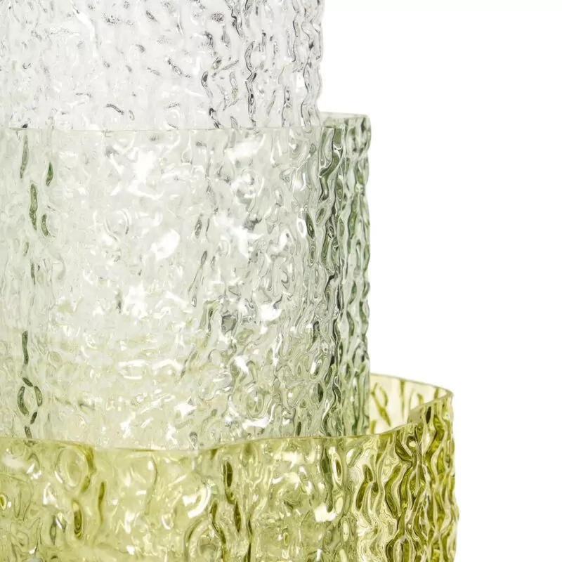 Détail de la surface en verre gaufré, relief texturé en gros plan, transition du transparent au vert olive translucide