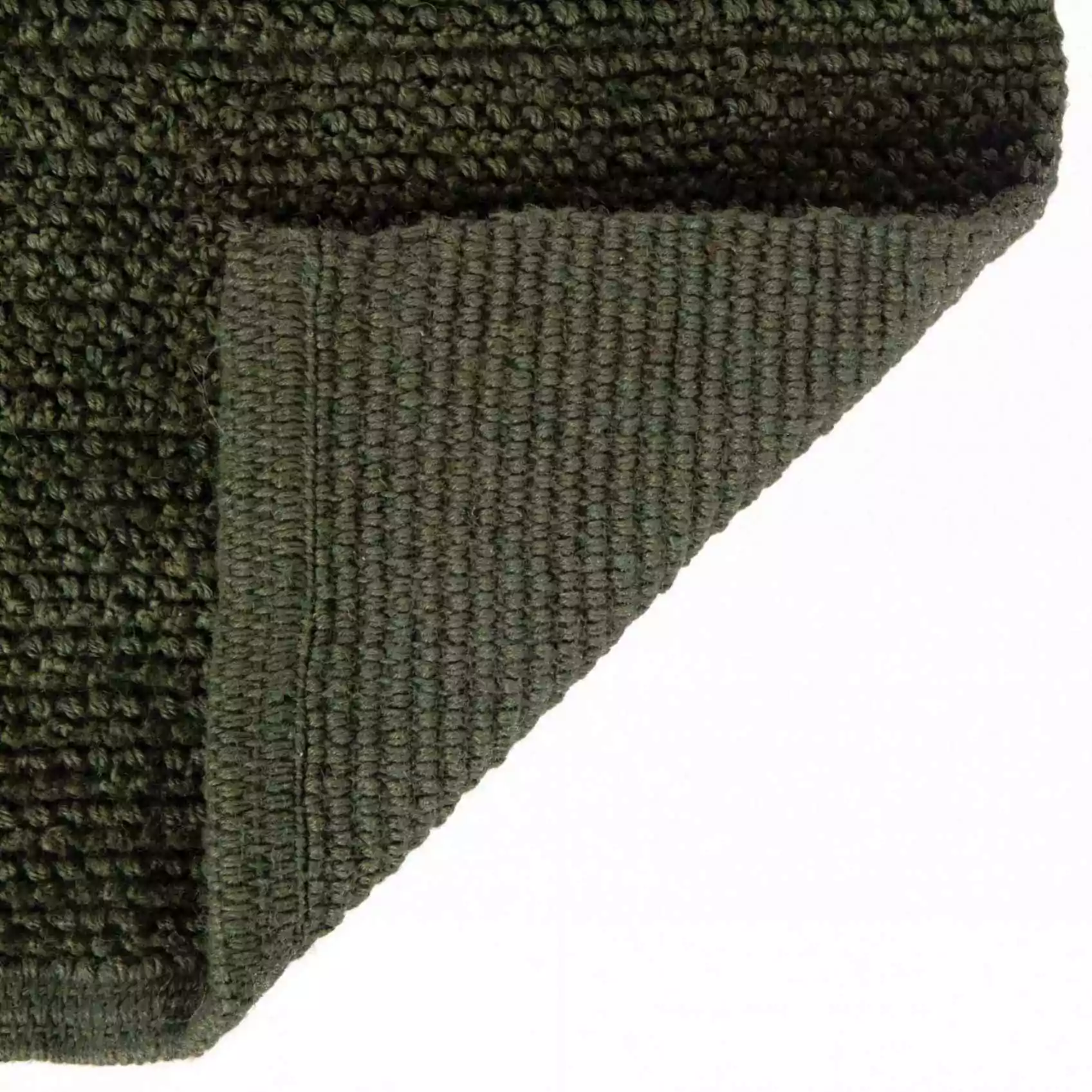 Détail du coin du tapis en jute vert mousse, tissage plat et lisière, endroit et envers de la fibre naturelle visibles