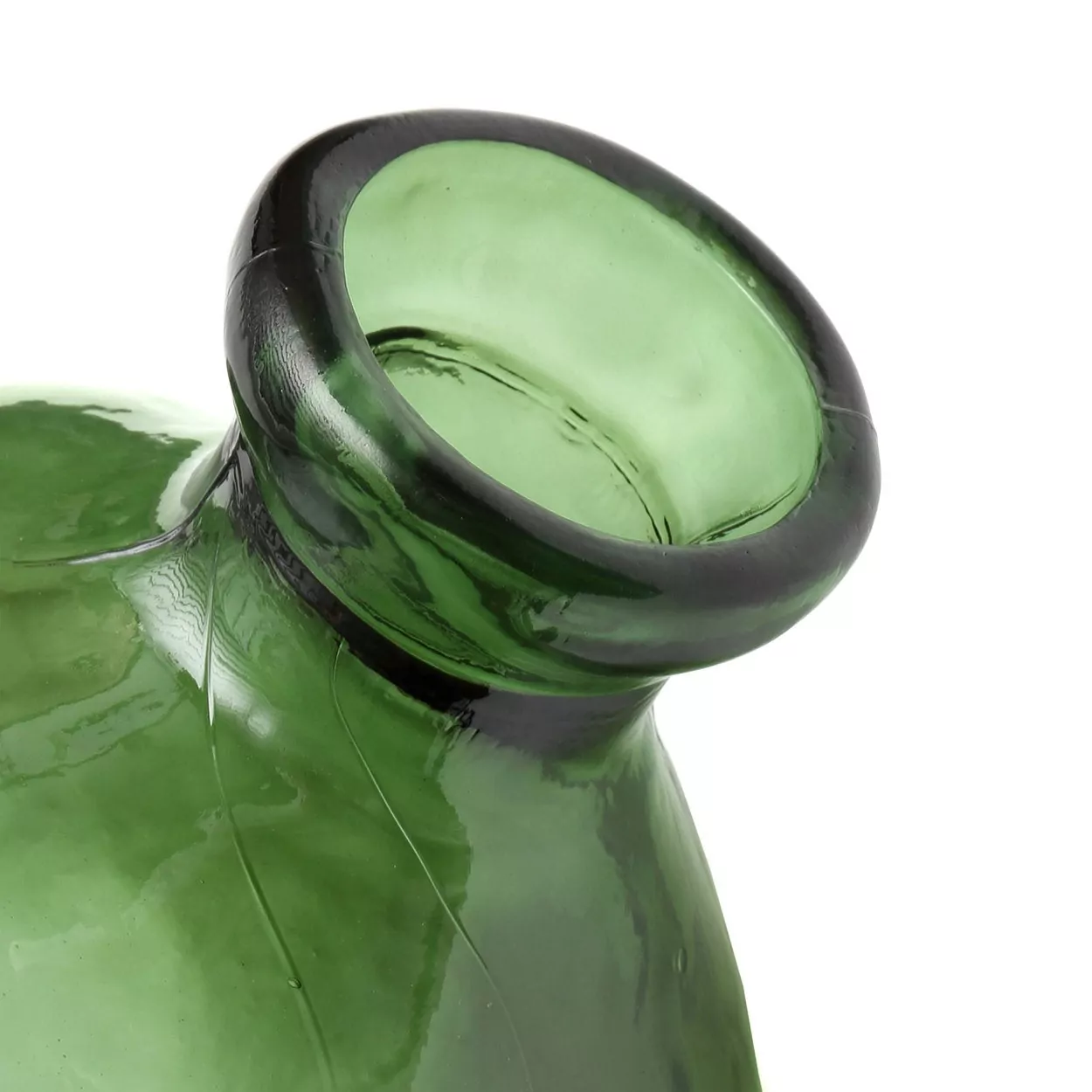 Détail du goulot à lèvre roulée d'un vase en verre vert translucide, stries fines et reliefs du soufflage à la main