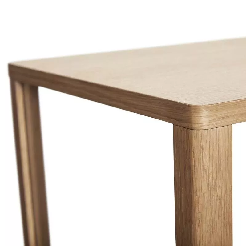 Détail de l'assemblage d'angle en chêne clair miel, plateau et montant à chants doucement adoucis, finition mate satinée