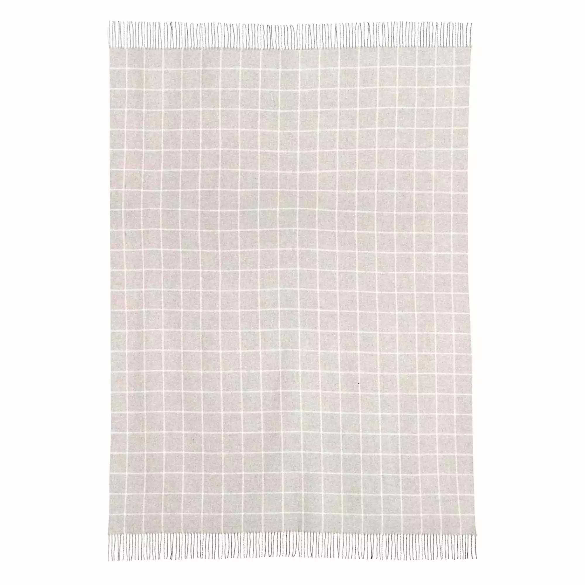Plaid gris clair à fins carreaux écru déplié à plat, franges courtes sur les deux extrémités, fond blanc